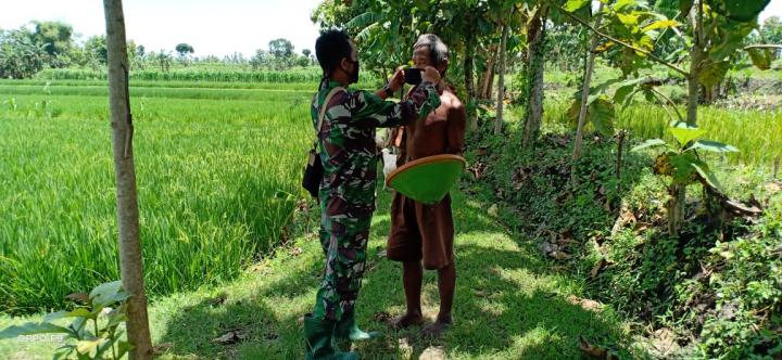 Pandemi Corona, Anggota Satgas TMMD Bojonegoro Berikan Masker Kepada Warga